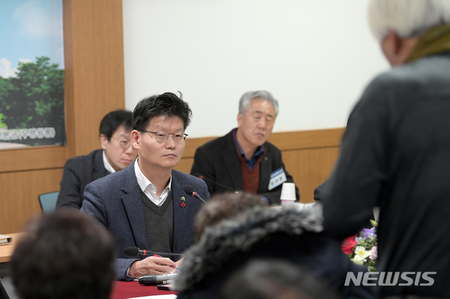 【공주=뉴시스】김정섭 공주시장은 16일 충남 공주시 웅진동을 찾아 한 시민의 건의 사항을 듣고있다.2020.01.16. 사진제공=공주시