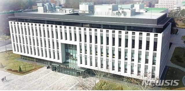 [청주=뉴시스] 임선우 기자 = 충북대학교 교육연구정보센터(제2도서관). (사진=충북대 제공) 2020.01.16. photo@newsis.com