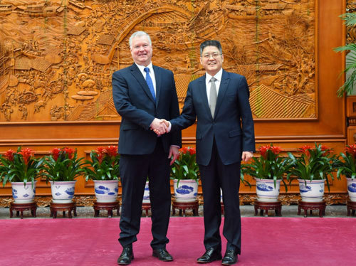 [서울=뉴시스] 중국 외교부 사진으로, 2019년 12월20일 스티븐 비건 미국 국무부 부장관과 러위청(樂玉成) 중국 외교부 부부장이 베이징에서 만나 악수하고 있다. <사진출처: 중 외교부 사이트> 2020.01.06