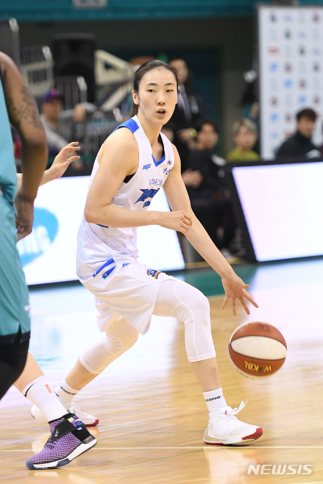 [서울=뉴시스] 여자프로농구 아산 우리은행의 박혜진. (사진 = WKBL 제공)