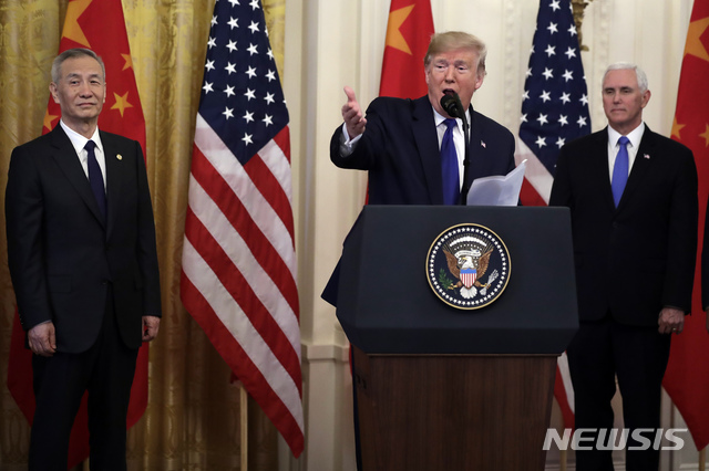 [워싱턴=AP/뉴시스] 15일(현지시간) 도널드 트럼프(가운데) 미국 대통령이 류허 중국 부총리(왼쪽)와 미중 1단계 무역합의에 공식 서명하기 전 백악관에서 연설하고 있다. 트럼프 대통령의 오른쪽은 마크 펜스 부통령. 트럼프 대통령은 류 부총리를 세워 두고 약 1시간 동안 의기양양하게 발언을 이어갔다. 2020.01.16.&nbsp; 
