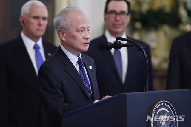 [워싱턴=AP/뉴시스] 1월15일(현지시간) 백악관에서 열린 1단계 미중 무역합의 서명식에 참석한 추이톈카이(崔天凱) 미국 주재 중국 대사가 발언 중인 모습. 왼쪽은 마이크 펜스 부통령, 오른쪽은 스티믄 므누신 재무장관이다. 2020.10.03. 