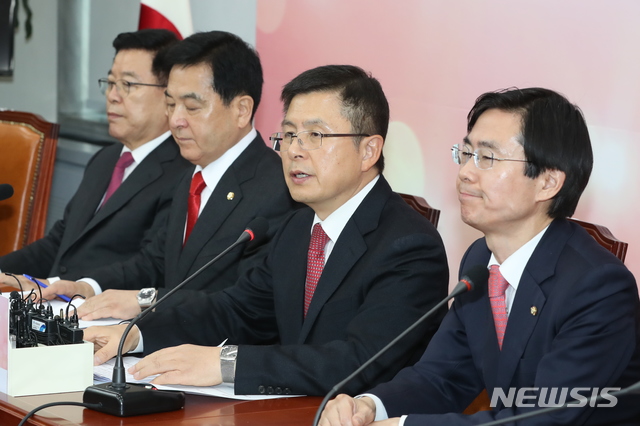 [서울=뉴시스] 고승민 기자 = 황교안 자유한국당 대표가 16일 서울 여의도 국회에서 열린 당 최고위원회의에서 발언하고 있다. 2020.01.16.&nbsp; kkssmm99@newsis.com 