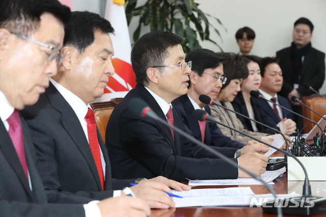 [서울=뉴시스] 고승민 기자 = 황교안 자유한국당 대표가 16일 서울 여의도 국회에서 열린 당 최고위원회의에서 발언하고 있다. 2020.01.16.&nbsp; kkssmm99@newsis.com 