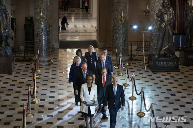 [워싱턴=AP/뉴시스] 미 하원 서기 셰릴 존슨(앞줄 왼쪽) 등이 15일(현지시간)워싱턴 국회의사당에서 하원을 통과한 도널드 트럼프 미 대통령 탄핵소추안을 들고 상원을 향해 걸어가고 있다. 2020.01.16 
