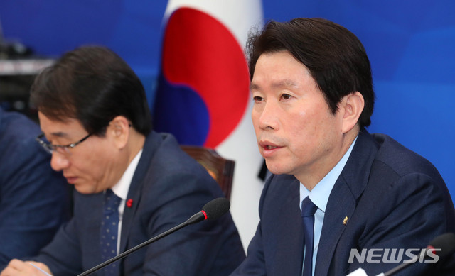 [서울=뉴시스] 장세영 기자 = 이인영 더불어민주당 원내대표가 16일 서울 여의도 국회에서 열린 더불어민주당 정책조정회의에 참석해 현안관련 발언을 하고 있다. 2020.01.16.&nbsp; photothink@newsis.com
