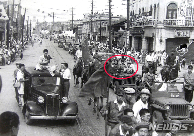 [서울=뉴시스] 1945년 8월 26일 평양에 입성한 소련 극동군 제25군 사령관 이반 치스차코프 중장이 지프를 타고 평양의 종로 거리를 지나고 있다. 치스차코프 사령관 뒤에 통역으로 활동한 박정애(후에 조선민주여성동맹 초대 위원장과 조선노동당 부위원장 역임)가 타고 있다. (사진=미국 국립문서기록청) 2020.01.19. photo@newsis.com