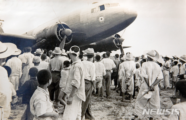 [서울=뉴시스] 1945년 8월 24일 함경남도 함흥에 도착한 소련 극동군 제25군 사령관 치스차코프 중장을 환영하기 위해 나온 함흥 시민들. 소련군은 비행기를 처음 본 시민들이 ‘하늘에서 내려온 새’라고 불렀고 대부분 맨발이거나 짚신을 신고 있었다고 기록했다. (사진=미디어한국학 제공) 2020.01.19.&nbsp;&nbsp; photo@newsis.com