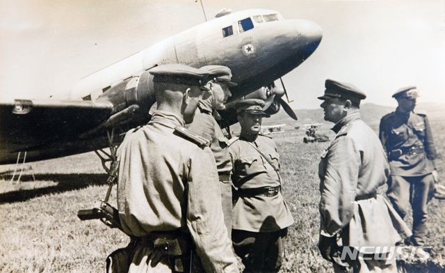 [서울=뉴시스] 소련 극동군 제25군 사령관 이반 치스차코프(오른쪽 두번째) 중장이 1945년 8월 24일 함경남도 함흥에 도착하고 있다. (사진=미디어한국학 제공) 2020.01.19. photo@newsis.com