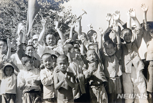 [서울=뉴시스] 소련 제1극동방면군이 만주에 들어오자 중국인과 조선인들이 거리에 나와 환영하고 있다. (사진=미디어한국학 제공) 2020.01.19. photo@newsis.com