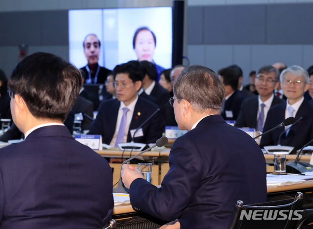 [대전=뉴시스]박영태 기자 = 문재인 대통령이 16일 대전광역시 유성구 한국전자통신연구원에서 열린 과학기술정보통신부와 방송통신위원회 업무보고에 참석해 경노겸 한국축산데이터 대표이사의 인공지능(AI) 기반 가축전염병 시연을 보며 현장의 축산농가, 수의사와 화상통화를 하고 있다. 2020.01.16.since1999@newsis.com