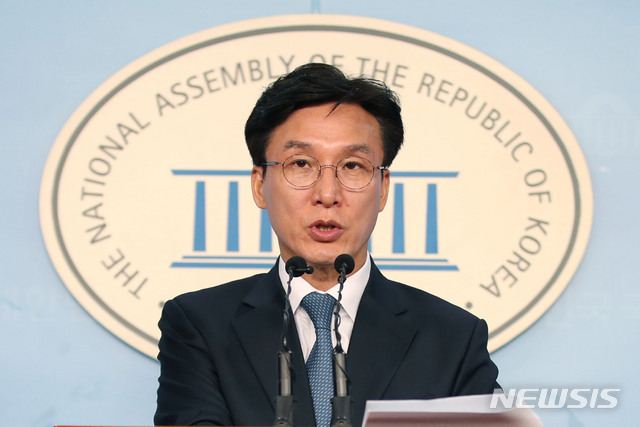 [서울=뉴시스] 김진아 기자 = 김민석 더불어민주당 전 의원이 16일 서울 여의도 국회 정론관에서 4·15 총선 서울 영등포을 출마 선언을 하고 있다. 2020.01.16.&nbsp; bluesoda@newsis.com