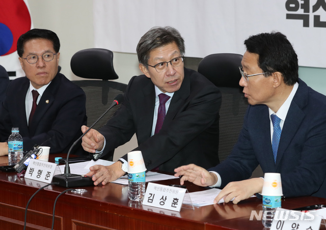 [서울=뉴시스] 고승민 기자 = 박형준 혁신통합추진위원장과 김상훈 자유한국당 의원, 정운천 바른미래당 의원이 16일 서울 여의도 국회 의원회관에서 열린 혁신통합추진위원회 3차 회의에서 대화하고 있다. 2020.01.16. kkssmm99@newsis.com