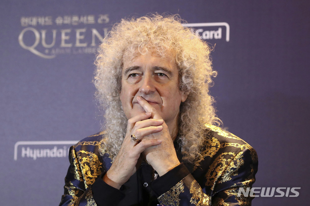 [서울=AP/뉴시스] 영국의 전설적인 록 밴드 '퀸'의 기타리스트 브라이언 메이(72)는 신종 코로나바이러스감염증(코로나19) 확산을 막기 위해 70세 이상의 자가격리를 검토하고 있다는 정부에 강한 불만을 나타냈다. 사진은 지난 1월16일 서울을 방문한 브라이언 메이의 모습. 2020.3.16.