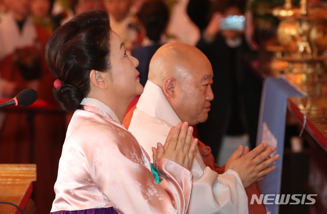 [서울=뉴시스]배훈식 기자 = 문재인 대통령 부인 김정숙 여사가 원행 대한불교 조계종 총무원장과 16일 서울 종로구 조계사에서 열린 2020 한국불교지도자 신년 하례법회에 참석해 헌등하고 있다. 2020.01.16. dahora83@newsis.com