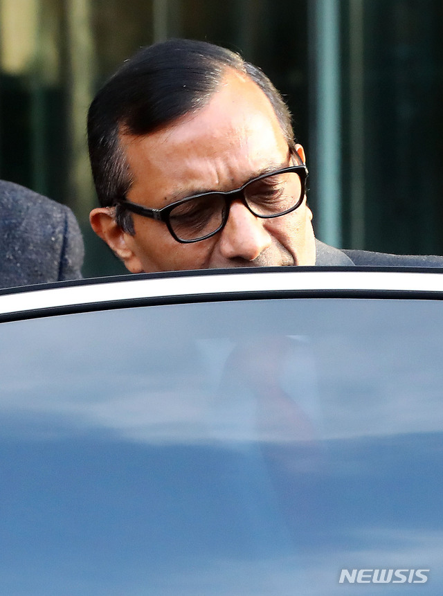 [서울=뉴시스]홍효식 기자 = 쌍용차 이사회 의장인 파완 고엔카 마힌드라 사장이 16일 오후 서울 여의도 KDB산업은행에서 쌍용자동차의 회생 방안 논의를 마친 뒤 차량에 타고 있다. 2020.01.16. yesphoto@newsis.com