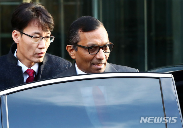 [서울=뉴시스]쌍용차 이사회 의장인 파완 고엔카 마힌드라 사장이 16일 오후 서울 여의도 KDB산업은행에서 쌍용자동차의 회생 방안 논의를 마친 뒤 차량에 타고 있다. 2020.01.16.