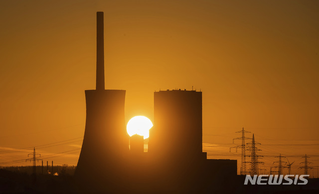 [파이네(독일)=AP/뉴시스] ﻿﻿한국전력 자회사인 5개 발전사와 한국수력원자력을 중심으로 짜여진 우리나라의 전력 산업 구조를 화력과 원자력, 신재생에너지 등 발전원별로 재편해야 한다는 주장이 제기된다. 사진은 독일 파이네의 메흐룸 화력발전소 뒷편으로 해가 뜨고 있는 장면. 2020.1.16