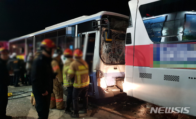 [부산=뉴시스] 17일 오전 6시 10분께 부산 동구 부산항국제여객터미널 인근 도로에서 시내버스가 신호대기 중이던 급행버스를 추돌했다.(사진=부산경찰청 제공). 2020.01.17.photo@newsis.com 