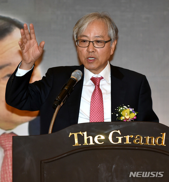 [대구=뉴시스]정창오 기자=홍성걸 국민대 행정정책학부 교수가 17일 오전 대구시 수성구 범어동 그랜드호텔 리젠시홀에서 대구경북 교수·전문가모임이 주최한 ‘폭망이냐 정치쇄신이냐 대구·경북선택-대한민국 운명이 결정된다’ 토론회에 참석해 발언하고 있다. 2020.01.17. jco@newsis.com