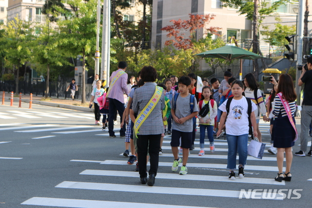 [안동=뉴시스] 등교하는 학생들을 보호하는 배움터지킴이들. (사진=경북교육청 제공) 2020.01.17 