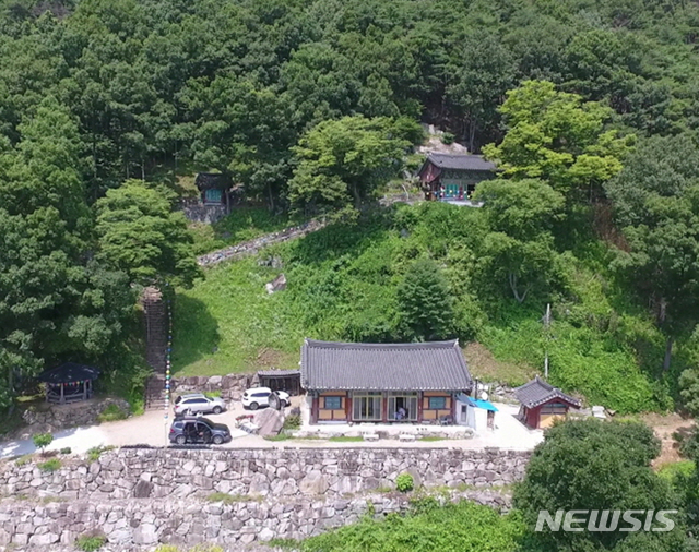 [곡성=뉴시스] 송창헌 기자 = 전남 곡성군 목사동면 신기리에 위치한 대한불교 조계종 천태암이 역사적 가치를 인정받아 문화체육관광부로부터 전통사찰 제97호로 지정됐다고 곡성군이 17일 밝혔다. (사진=곡성군 제공) 2020.01.17 photo@newsis.com