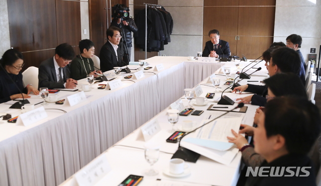 [서울=뉴시스]17일 오후 3시 서울 중구 롯데호텔에서 제1차 중앙응급의료위원회가 열리고 있다. 보건복지부는 119 구급대원 중증도 분류 기준을 마련해 중증응급환자를 적시에 치료 가능한 병원으로 이송하는 등의 내용을 골자로 한 '응급의료체계 개선 방향'을 확정했다.(사진=보건복지부 제공) 2020.01.17. photo@newsis.com