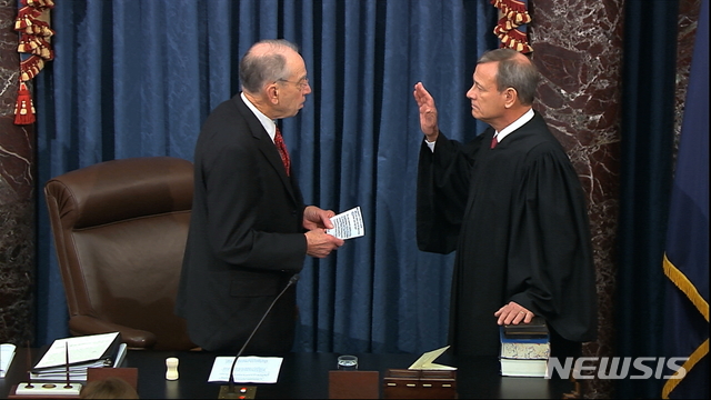 [워싱턴=AP/뉴시스] 도널드 트럼프 미국 대통령 탄핵재판의 재판장인 존 로버츠 대법원장이 16일(현지시간) 워싱턴 상원에서 척 그래슬리 상원의장 대행에게 취임선서를 하고 있다. 미국 법에 따르면, 대통령에 대한 탄핵재판 재판장은 대법원장이 맡는다. 2020.01.17