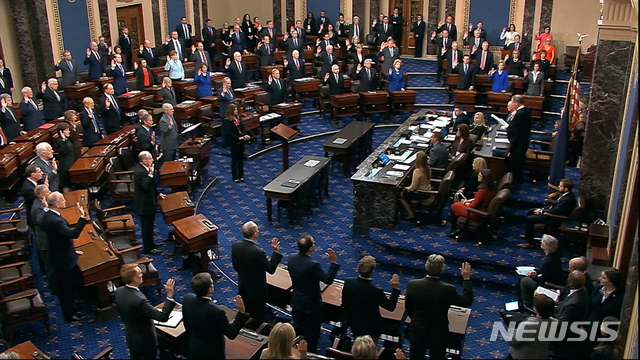 [워싱턴=AP/뉴시스]도널드 트럼프 미국 대통령 탄핵 심판의 재판장을 맡을 존 로버츠 연방 대법원장이 16일(현지시간) 미 국회의사당에서 상원의원들의 배심원 선서를 받고 있다. 2020.1.17.