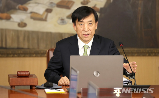 [서울=뉴시스]김선웅 기자 = 이주열 한국은행 총재가 17일 오전 서울 중구 한국은행에서 열린 2020년 첫 금융통화위원회를 주재하고 있다. 2020.01.17.&nbsp; mangusta@newsis.com