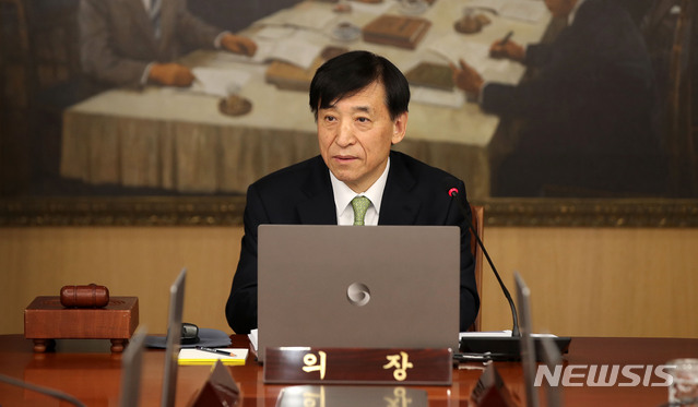 한은 "경제부진 일부 완화"…금리동결로 '숨고르기'(종합)