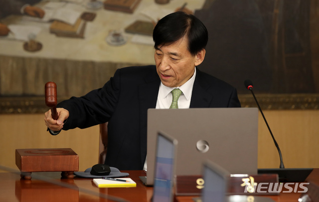 [서울=뉴시스]김선웅 기자 = 이주열 한국은행 총재가 17일 오전 서울 중구 한국은행에서 열린 2020년 첫 금융통화위원회에서 의사봉을 두드리고 있다. 2020.01.17. mangusta@newsis.com