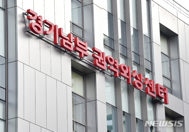 [수원=뉴시스] 김종택 기자 = 유희석 아주대 의료원장으로부터 욕설을 듣는 등 이국종 아주대병원 경기남부권역외상센터장과 병원 측 갈등이 깊어지고 있다.&nbsp; 사진은 경기 수원시 아주대병원 경기남부권역외상센터 모습. . 2020.01.17. semail3778@naver.com