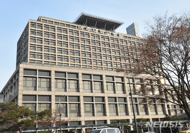 [수원=뉴시스] 김종택 기자 = 유희석 아주대 의료원장으로부터 욕설을 듣는 등 이국종 아주대병원 경기남부권역외상센터장과 병원 측 갈등이 깊어지고 있다. 사진은 경기 수원시 아주대병원 모습. 2020.01.17. semail3778@naver.com