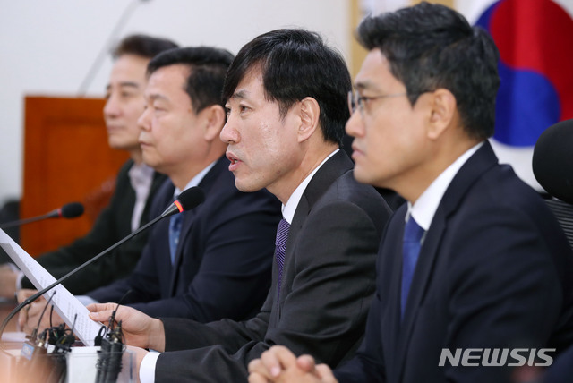 [서울=뉴시스] 김진아 기자 = 하태경 새로운보수당 책임대표가 17일 서울 여의도 국회 의원회관에서 열린 당대표단회의에서 발언을 하고 있다. 2020.01.17.&nbsp; bluesoda@newsis.com