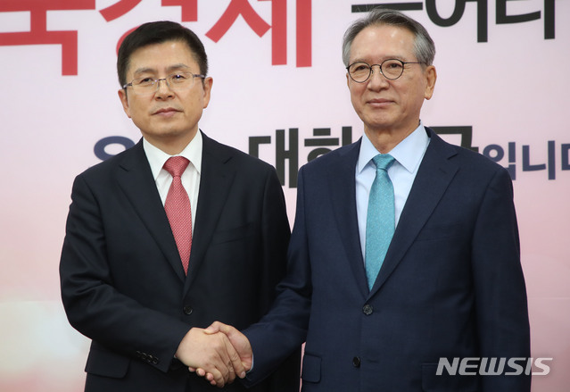 [서울=뉴시스] 김진아 기자 = 황교안 자유한국당 대표가 17일 서울 여의도 국회에서 자유한국당 공천관리위원장으로 임명된 김형오 전 의장과 회동을 하고 있다. 2020.01.17.&nbsp; bluesoda@newsis.com