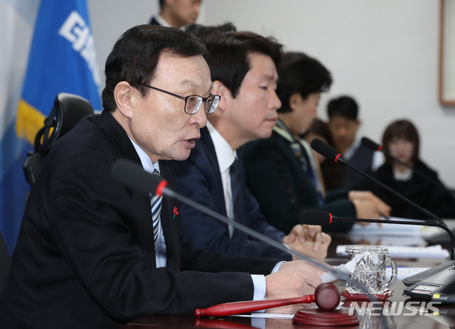 [서울=뉴시스] 고승민 기자 = 이해찬 더불어민주당 대표가 17일 서울 여의도 국회 의원회관에서 열린 당 확대간부회의에서 발언하고 있다. 2020.01.17. kkssmm99@newsis.com