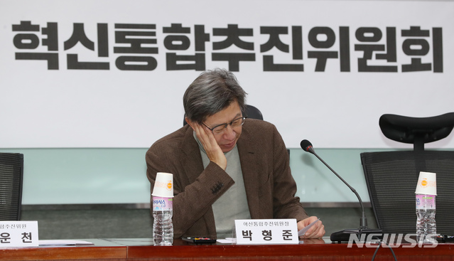 [서울=뉴시스] 고승민 기자 = 박형준 혁신통합추진위원장이 17일 서울 여의도 국회 의원회관에서 열린 제4차 혁신통합추진위원회의에서 생각에 잠겨 있다. 2020.01.17. kkssmm99@newsis.com