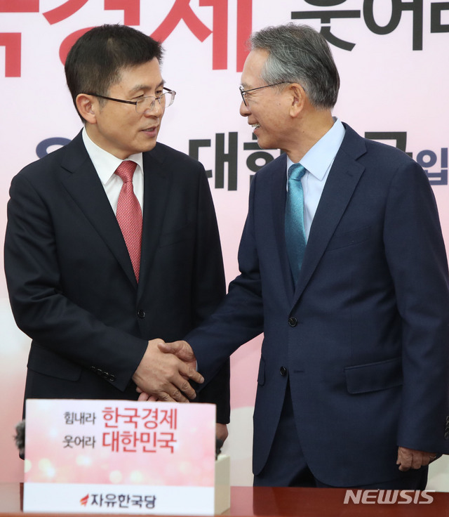 [서울=뉴시스] 김진아 기자 = 황교안 자유한국당 대표가 17일 서울 여의도 국회에서 자유한국당 공천관리위원장으로 임명된 김형오 전 의장과 회동을 하고 있다. 2020.01.17. bluesoda@newsis.com