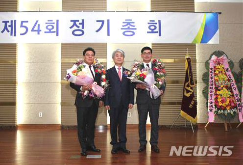 [광주=뉴시스] = 한국전기공사협회 전남도회는 제54회 정기총회를 열고 김려옥 아림전기 대표(왼쪽 첫 번째)를 제27대 도회장에, 김광길 덕인 대표(오른쪽 첫 번째)를 부회장으로 선출했다. (사진=전기공사협회 전남도회 제공) 2020.01.17. photo@newsis.com