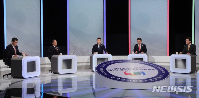 [서울=뉴시스]임재훈(왼쪽부터) 바른미래당 사무총장, 정운천 새로운보수당 공동대표, 박정 더불어민주당 의원, 백승주 자유한국당 의원, 김종대 정의당 의원이 17일 서울 영등포구 여의도 KBS 본관에서 열린 '제21대 국회의원선거 제1차 공직선거정책토론회'에 참석해 토론하고 있다. (사진=중앙선거관리위원회 제공) 2020.01.17.&nbsp; photo@newsis.com