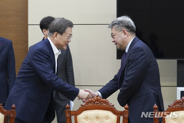 [서울=뉴시스]문재인 대통령이 17일 오전 청와대 여민관에서 권구훈 북방경제협력위원장과 악수하고 있다. (사진=청와대 제공) 2020.01.17. photo@newsis.com