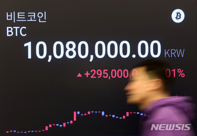 [서울=뉴시스]박미소 기자 = 17일 오후 서울 강남구 암호화폐 거래소 전광판에 1000만원을 돌파한 비트코인 시세가 보이고 있다. 암호화폐 비트코인이 1000만원을 돌파한 것은 지난해 11월 중순 이후 두 달만이다.2020.01.17. misocamera@newsis.com