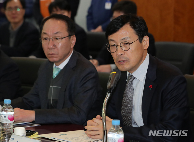 [완주=뉴시스] 김얼 기자= 이호승 청와대 경제수석(오른쪽)이 17일 전북 완주군 현대자동차 전주공장에서 열린 수소상용차 업계 간담회에 참석해 관계자들에게 인사말을 하고 있다. 2020.01.17.&nbsp; pmkeul@newsis.com 