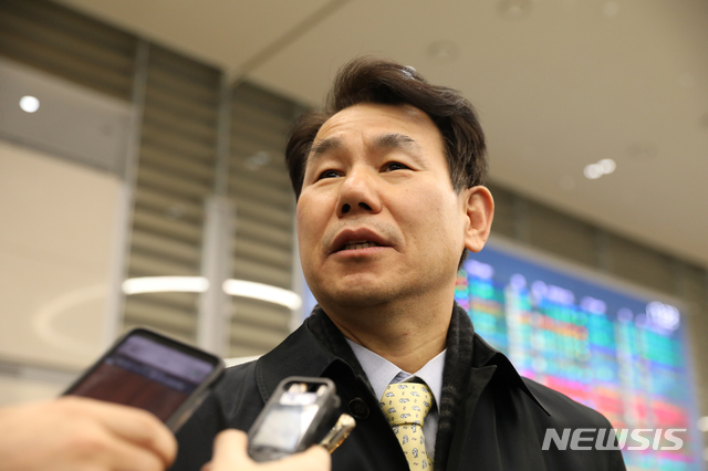 [인천공항=뉴시스]이윤청 기자 = 정은보 한·미 방위비분담협상대사가 17일 오후 인천국제공항을 통해 귀국하며 취재진 질문에 답변하고 있다. 2020.01.17. radiohead@newsis.com