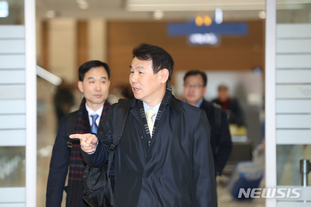 [인천공항=뉴시스]이윤청 기자 = 정은보 한·미 방위비분담협상대사가 17일 오후 인천국제공항을 통해 귀국하고 있다. 정은보 한·미 방위비분담협상대사와 제임스 드하트 미 국무부 방위비분담협상대표를 수석대표로 하는 협상단은 지난 14일(현지시간)~15일 미국 워싱턴DC에서 협상을 벌였지만 타결에는 실패했다. 7차 회의 일정은 외교 경로를 통해 협의해 나갈 예정이다. 2020.01.17. radiohead@newsis.com