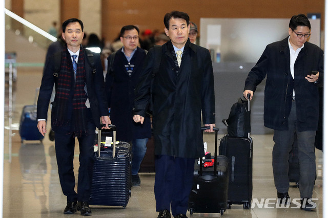 [인천공항=뉴시스]이윤청 기자 = 정은보 한·미 방위비분담협상대사가 17일 오후 인천국제공항을 통해 귀국하고 있다. 정은보 한·미 방위비분담협상대사와 제임스 드하트 미 국무부 방위비분담협상대표를 수석대표로 하는 협상단은 지난 14일(현지시간)~15일 미국 워싱턴DC에서 협상을 벌였지만 타결에는 실패했다. 7차 회의 일정은 외교 경로를 통해 협의해 나갈 예정이다. 2020.01.17. radiohead@newsis.com