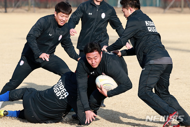 [진천=뉴시스] 이영환 기자 = 럭비대표팀 장성민과 선수들이 지난해 1월17일 오후 충북 진천군 진천국가대표선수촌에서 훈련을 하고 있다. 2020.01.17.&nbsp;&nbsp; 20hwan@newsis.com
