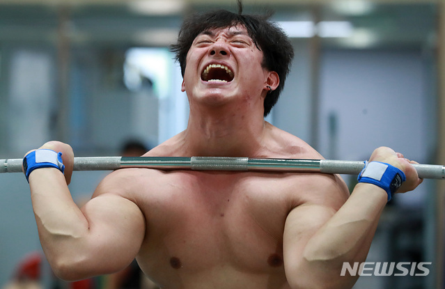 [진천=뉴시스] 이영환 기자 = 역도대표팀 진윤성이 17일 오후 충북 진천군 진천국가대표선수촌에서 훈련을 하고 있다. 2020.01.17.&nbsp; 20hwan@newsis.com