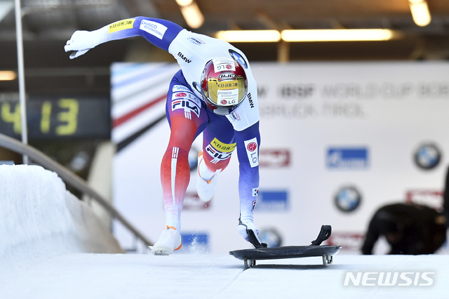 [이글스(오스트리아)=AP/뉴시스]윤성빈이 17일(현지시간) 오스트리아 인스브루크 인근 이글스(Igls)에서 열린 2019~2020 국제봅슬레이스켈레톤경기연맹(IBSF) 월드컵 5차 남자 스켈레톤 1차 시기에서 출발하고 있다. 윤성빈은 1·2차 시기 합계 1분44초92로 은메달을 차지했다. 2020.01.18.